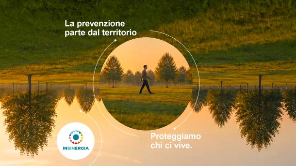 immagine di un ambiente esterno con una persona che cammina